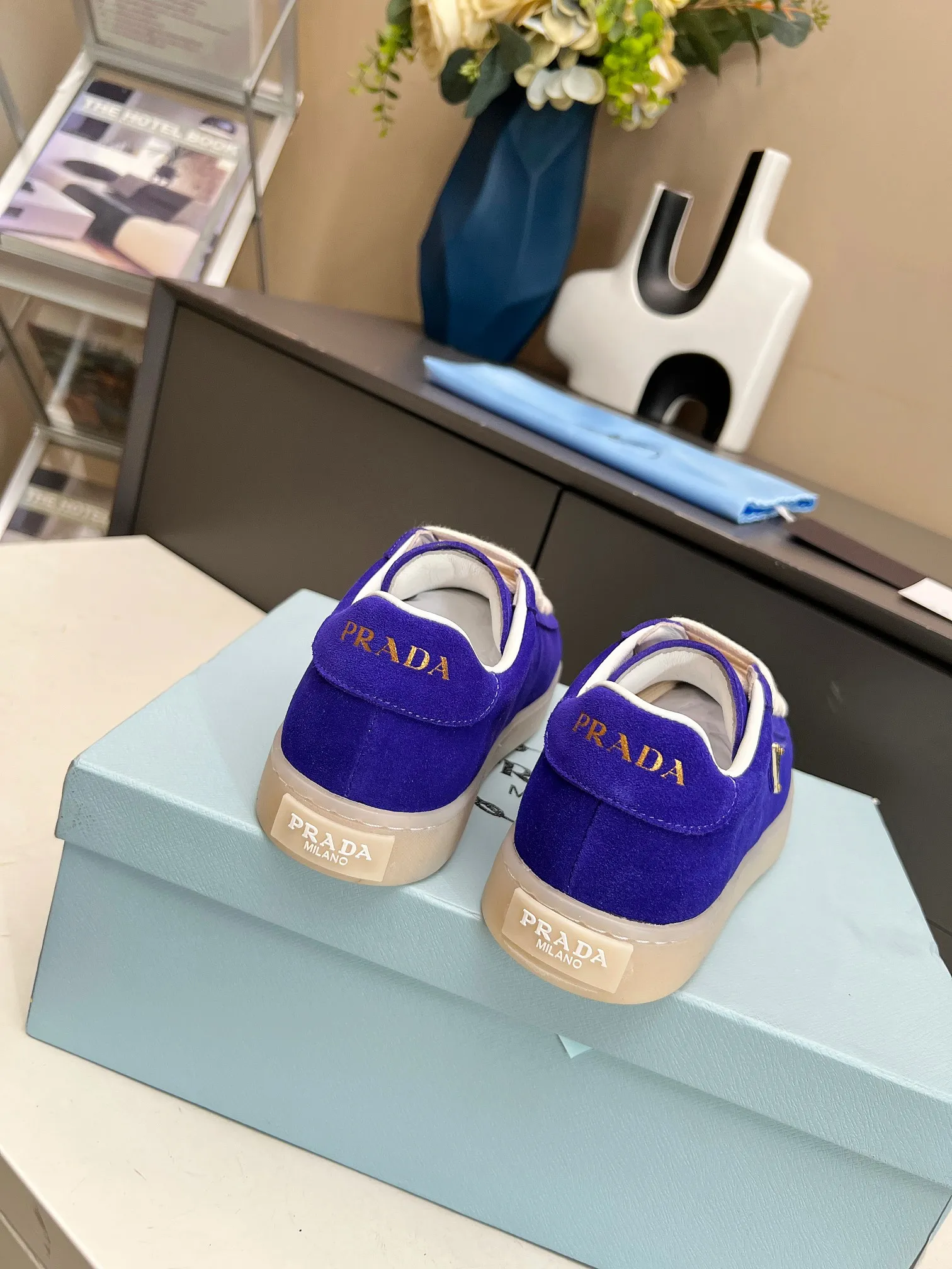 👟👟Ex-factory price 480👟👟 2024 Prada/Prada "couples" metal logo decorated Lane leather sneakers. This sneaker is fashionable and simple, showing the full integration of minimalist style and sports personality. Easy to wear and durable, artistic retro style. Leather material: original imported cowhide. Lining: sheepskin lining. Shoe logo: enamel-coated triangular metal logo. Size: 35-45 (female 41, male 45, custom-made, non-returnable).